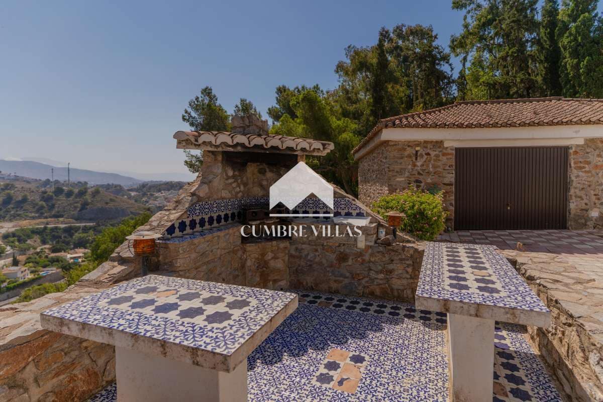 3 sovrum Villa till salu i Almunecar med pool garage - 895 000 € (Ref: 9990005)