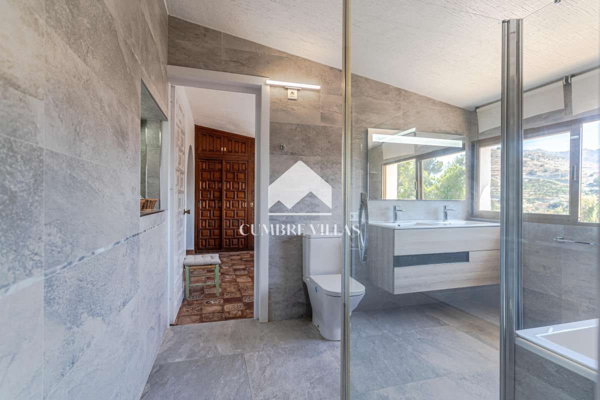 3 sovrum Villa till salu i Almunecar med pool garage - 895 000 € (Ref: 9990005)