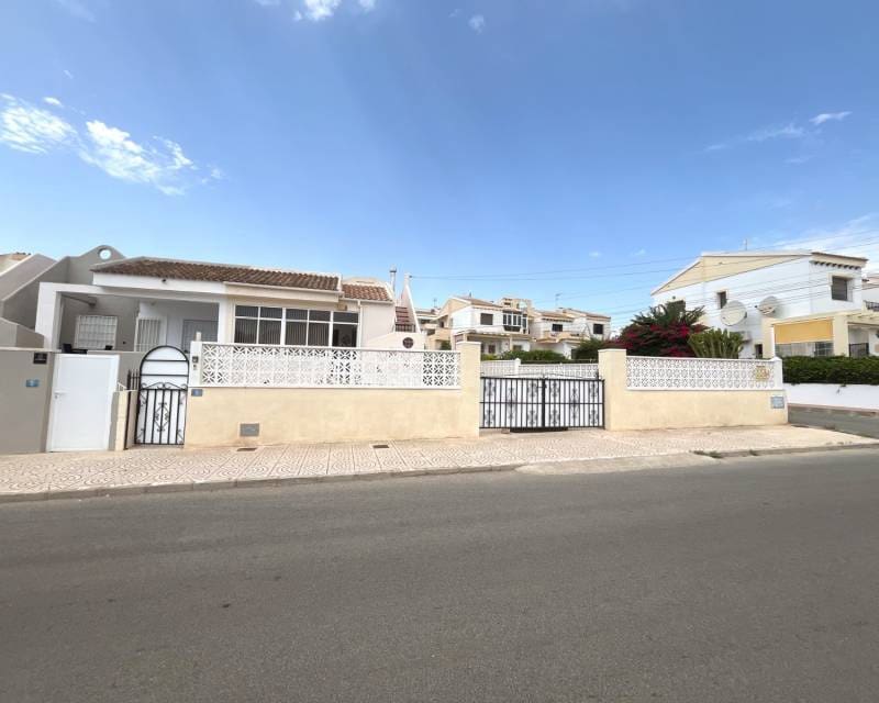 2 Zimmer Bungalow zu verkaufen in Ciudad Quesada mit Pool - 165.000 € (Ref: 10019663)
