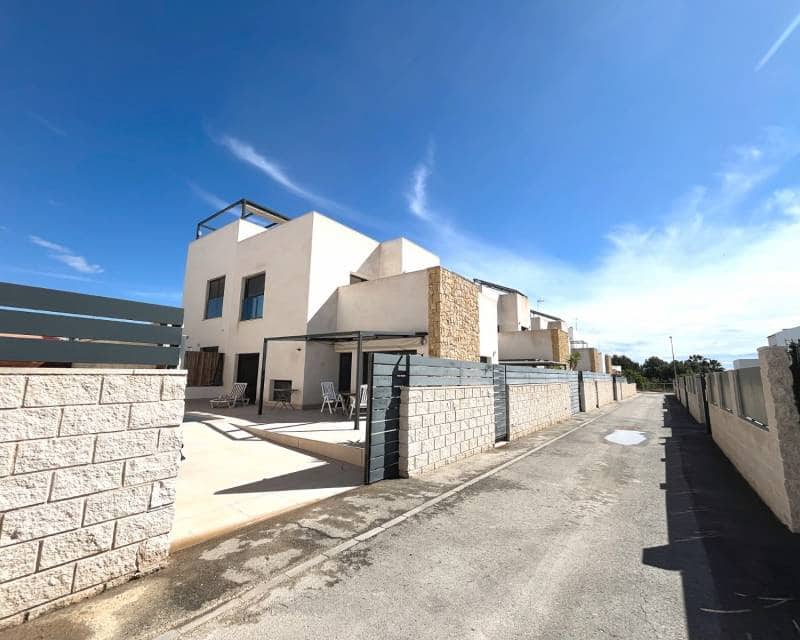 3 soverom Kjedet enebolig til salgs i Pueblo Bravo med svømmebasseng - € 409 500 (Ref: 10052042)