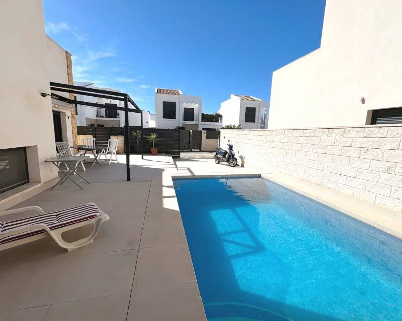 3 soverom Kjedet enebolig til salgs i Pueblo Bravo med svømmebasseng - € 409 500 (Ref: 10052042)