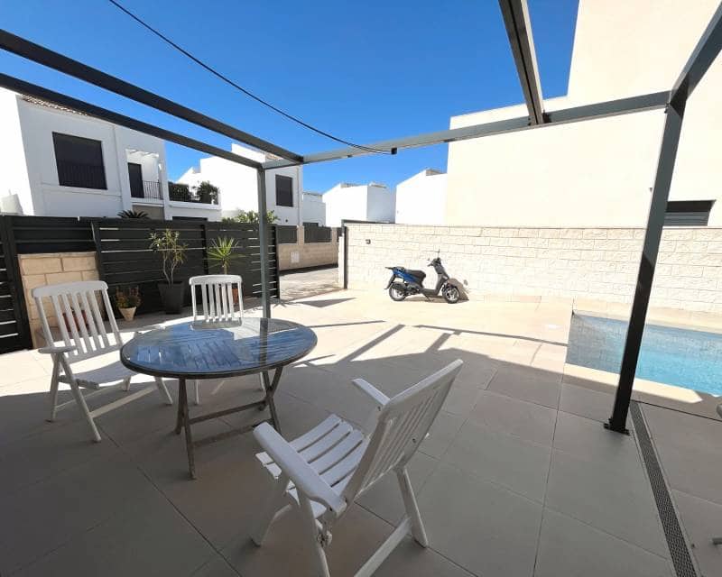3 soverom Kjedet enebolig til salgs i Pueblo Bravo med svømmebasseng - € 409 500 (Ref: 10052042)