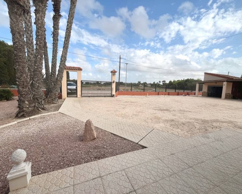 3 soveværelse Villa til salg i Daya Vieja med swimmingpool garage - € 650.000 (Ref: 10130702)