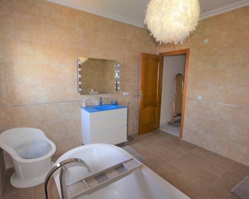 5 sypialnia Willa na sprzedaż w Pueblo Bravo z basenem garażem - 899 000 € (Ref: 7614653)