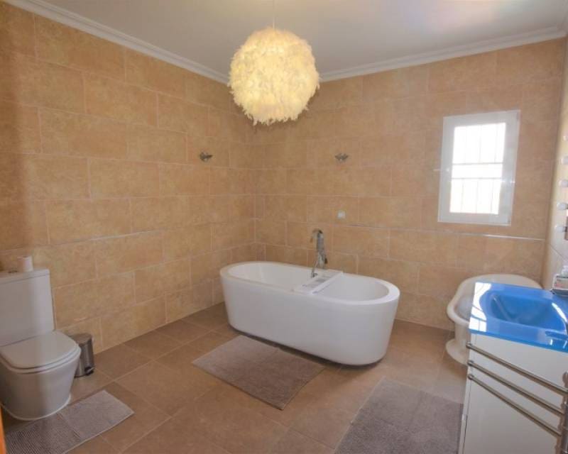 5 sypialnia Willa na sprzedaż w Pueblo Bravo z basenem garażem - 899 000 € (Ref: 7614653)