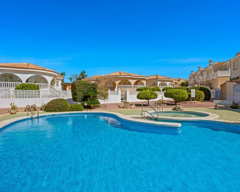 Pareado de 3 habitaciones en Benijófar en venta con piscina - 229.000 € (Ref: 9838480)