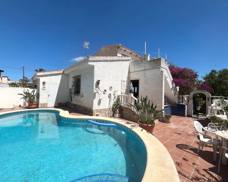 4 soverom Villa til salgs i Ciudad Quesada med svømmebasseng garasje - € 385 000 (Ref: 9861042)
