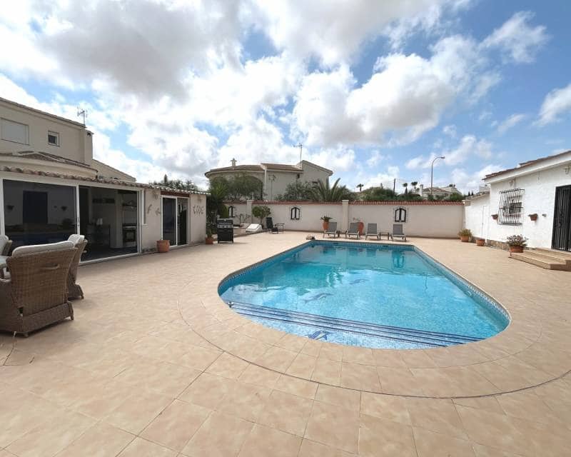 4 bedroom Villa for sale in Ciudad Quesada with pool garage - € 625,000 (Ref: 9958472)