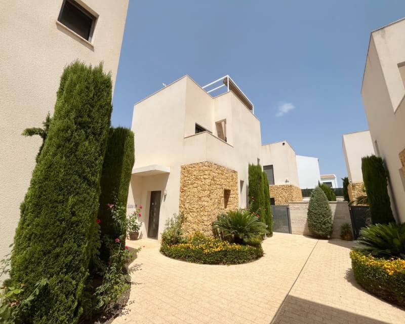 Chalet de 2 habitaciones en Pueblo Bravo en venta con piscina garaje - 335.000 € (Ref: 9985247)