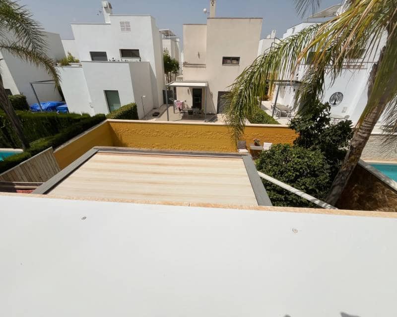 Chalet de 2 habitaciones en Pueblo Bravo en venta con piscina garaje - 335.000 € (Ref: 9985247)