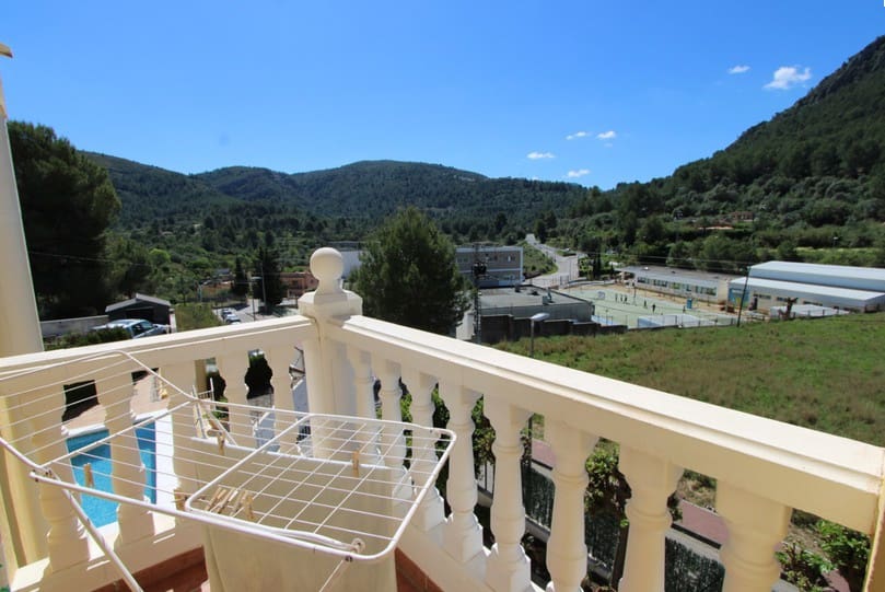 5 soveværelse Villa til salg i Orba med swimmingpool garage - € 450.000 (Ref: 10071797)