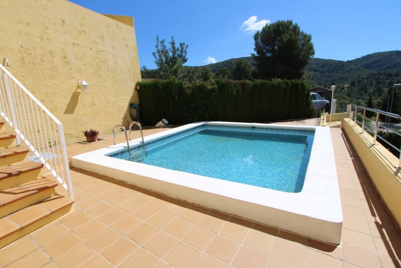 5 soveværelse Villa til salg i Orba med swimmingpool garage - € 450.000 (Ref: 10071797)
