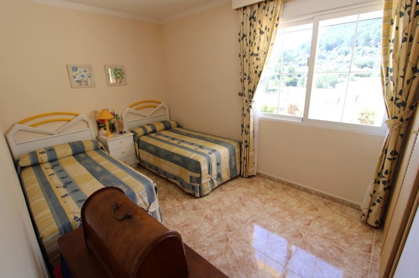 5 soveværelse Villa til salg i Orba med swimmingpool garage - € 450.000 (Ref: 10071797)