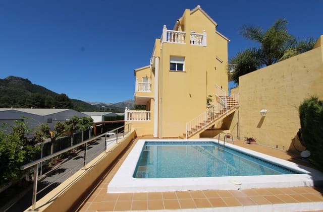 5 soveværelse Villa til salg i Orba med swimmingpool garage - € 450.000 (Ref: 10071797)