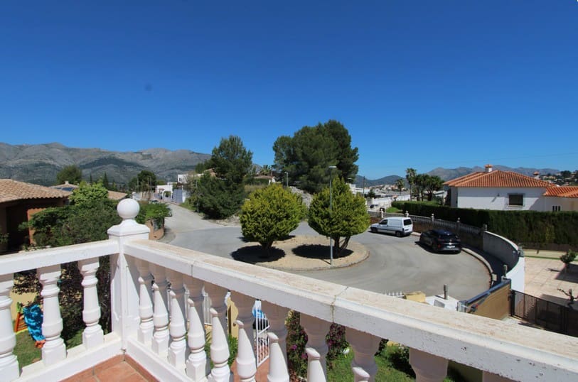 5 soveværelse Villa til salg i Orba med swimmingpool garage - € 450.000 (Ref: 10071797)