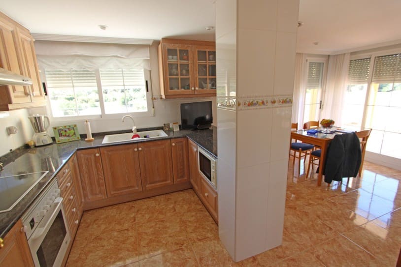 5 soveværelse Villa til salg i Orba med swimmingpool garage - € 450.000 (Ref: 10071797)