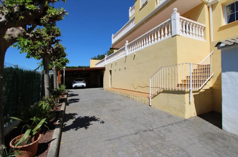 5 soveværelse Villa til salg i Orba med swimmingpool garage - € 450.000 (Ref: 10071797)