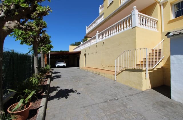 5 soveværelse Villa til salg i Orba med swimmingpool garage - € 450.000 (Ref: 10071797)