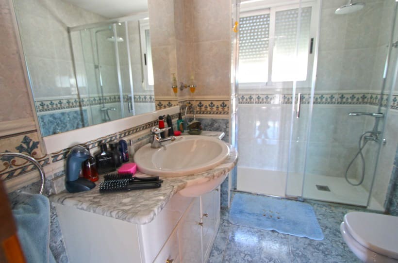 5 soveværelse Villa til salg i Orba med swimmingpool garage - € 450.000 (Ref: 10071797)