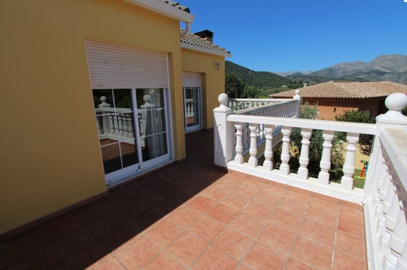 5 soveværelse Villa til salg i Orba med swimmingpool garage - € 450.000 (Ref: 10071797)