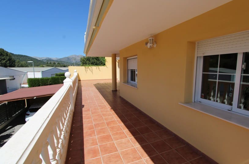 5 soveværelse Villa til salg i Orba med swimmingpool garage - € 450.000 (Ref: 10071797)