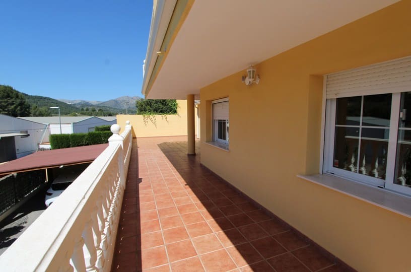 5 soveværelse Villa til salg i Orba med swimmingpool garage - € 450.000 (Ref: 10071797)