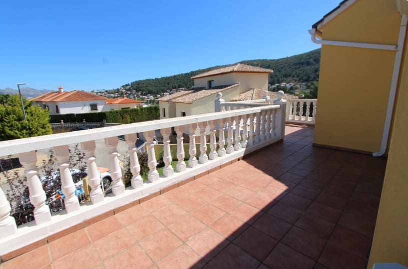 5 soveværelse Villa til salg i Orba med swimmingpool garage - € 450.000 (Ref: 10071797)
