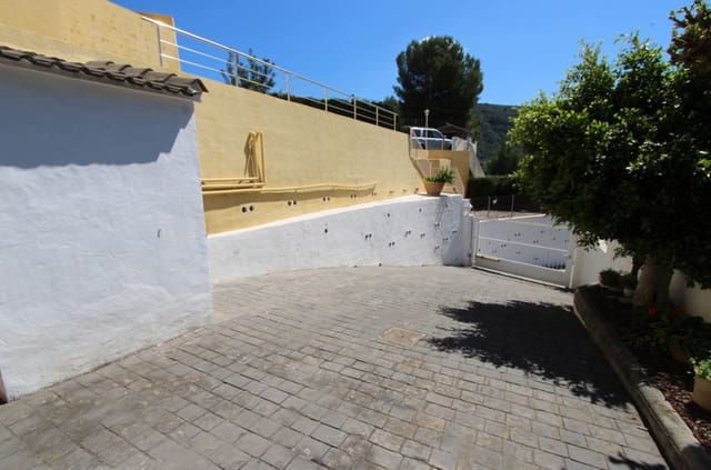 5 soveværelse Villa til salg i Orba med swimmingpool garage - € 450.000 (Ref: 10071797)