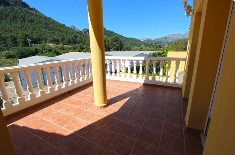 5 soveværelse Villa til salg i Orba med swimmingpool garage - € 450.000 (Ref: 10071797)