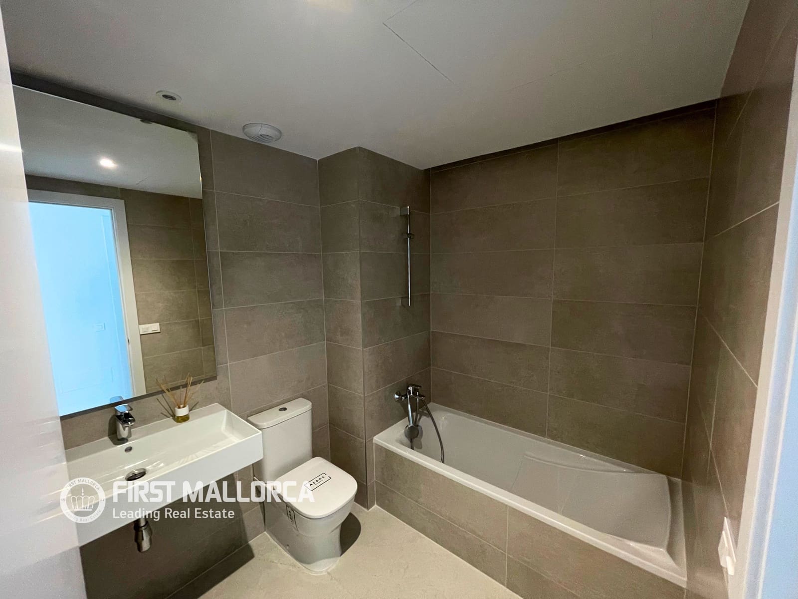 Apartamento de 3 habitaciones en Magalluf en alquiler con piscina garaje - 3.500 € (Ref: 10035772)
