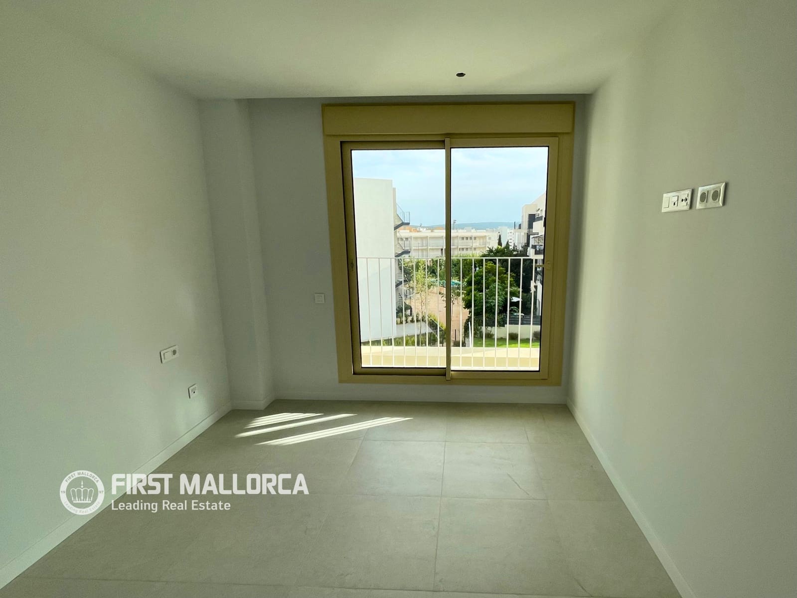 Apartamento de 3 habitaciones en Magalluf en alquiler con piscina garaje - 3.500 € (Ref: 10035772)