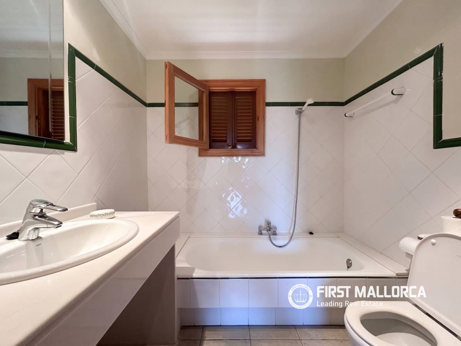 5 bedroom Villa for sale in Sa Rapita / La Rapita with garage - € 1,170,000 (Ref: 10060991)