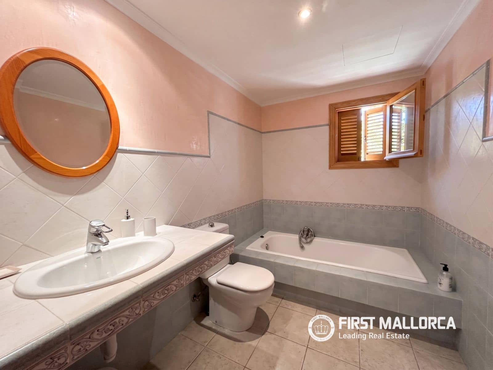 5 bedroom Villa for sale in Sa Rapita / La Rapita with garage - € 1,170,000 (Ref: 10060991)