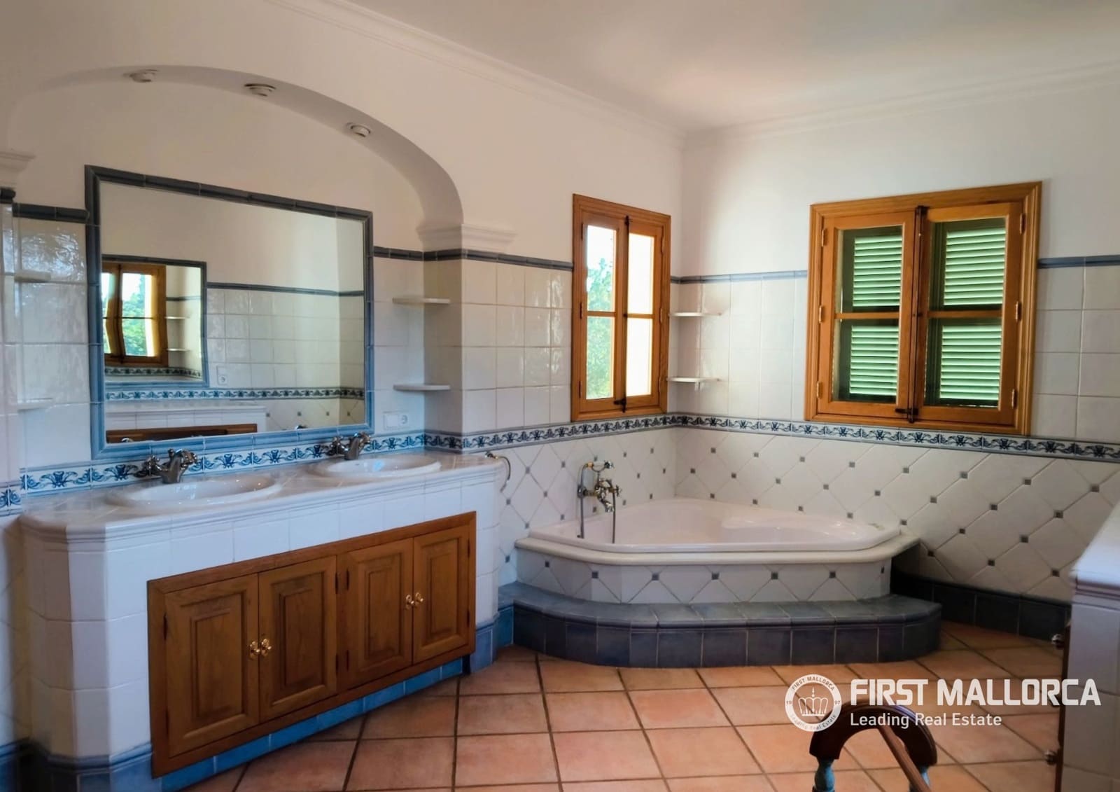 5 bedroom Villa for rent in Consell with pool garage - € 7,000 (Ref: 10099395)