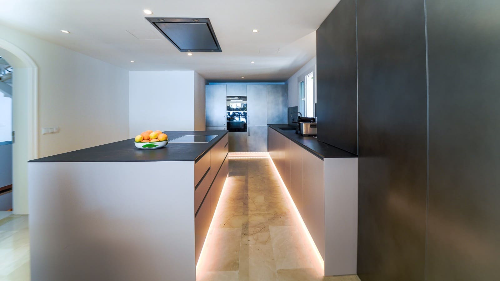 5 slaapkamer Villa te koop in Puerto de Alcudia met garage - € 4.990.000 (Ref: 7011793)