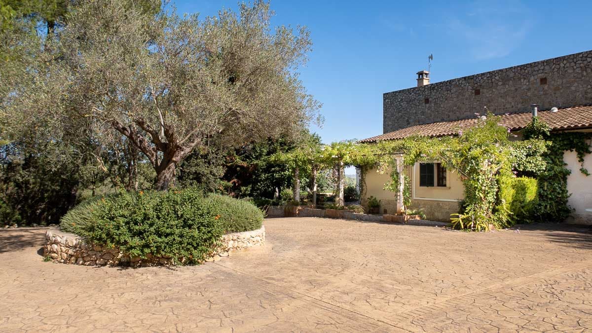 4 bedroom Finca/Country House for sale in Porreres with pool garage - € 2,450,000 (Ref: 7207913)