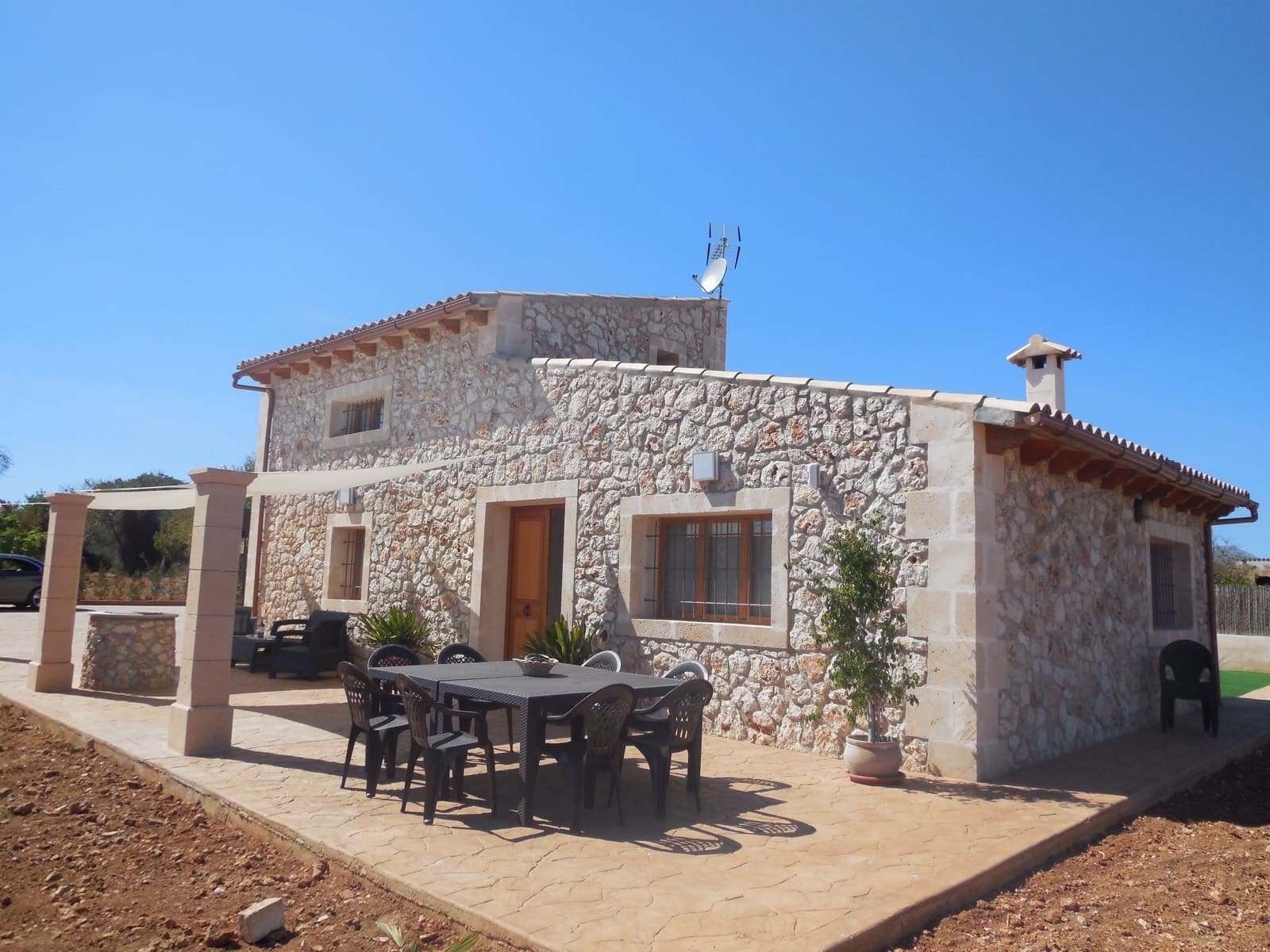 4 soveværelse Byhus til leje i Llubi med swimmingpool - € 3.500 (Ref: 7292664)