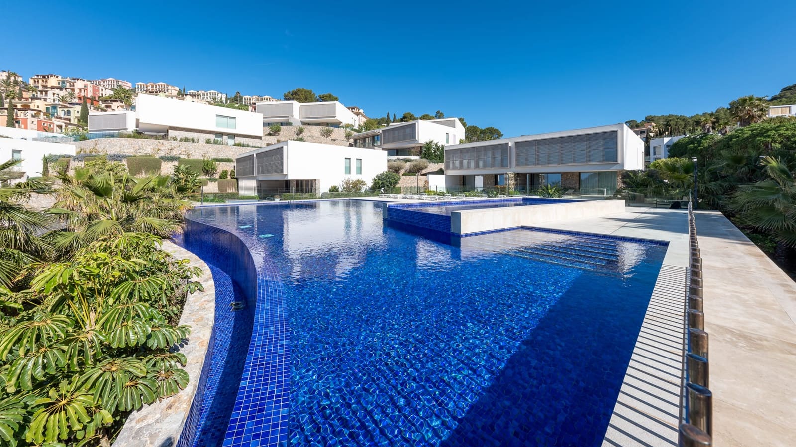 3 soveværelse Semi-Rækkehus til salg i Puerto de Andratx med swimmingpool garage - € 3.750.000 (Ref: 7502131)