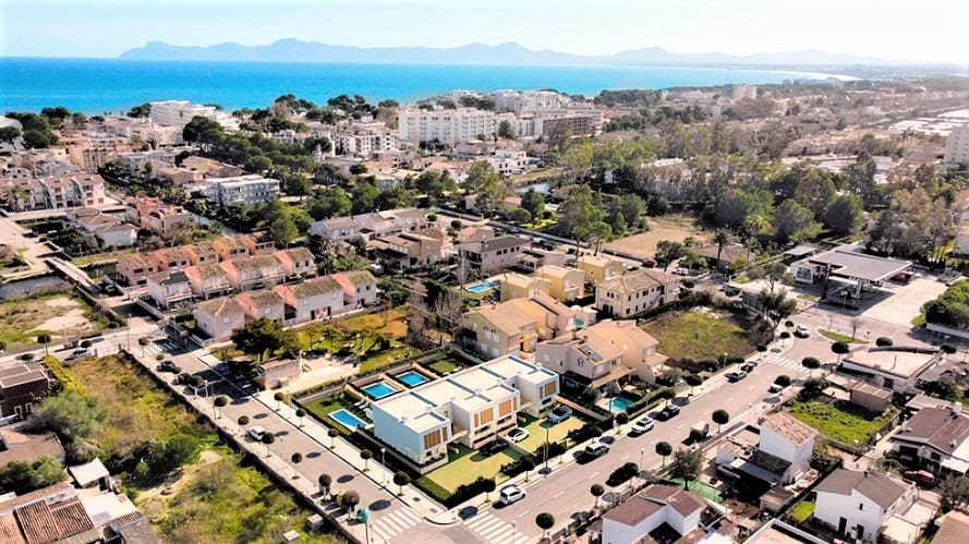 3 soveværelse Semi-Rækkehus til salg i Puerto de Alcudia med swimmingpool garage - € 735.000 (Ref: 7664849)