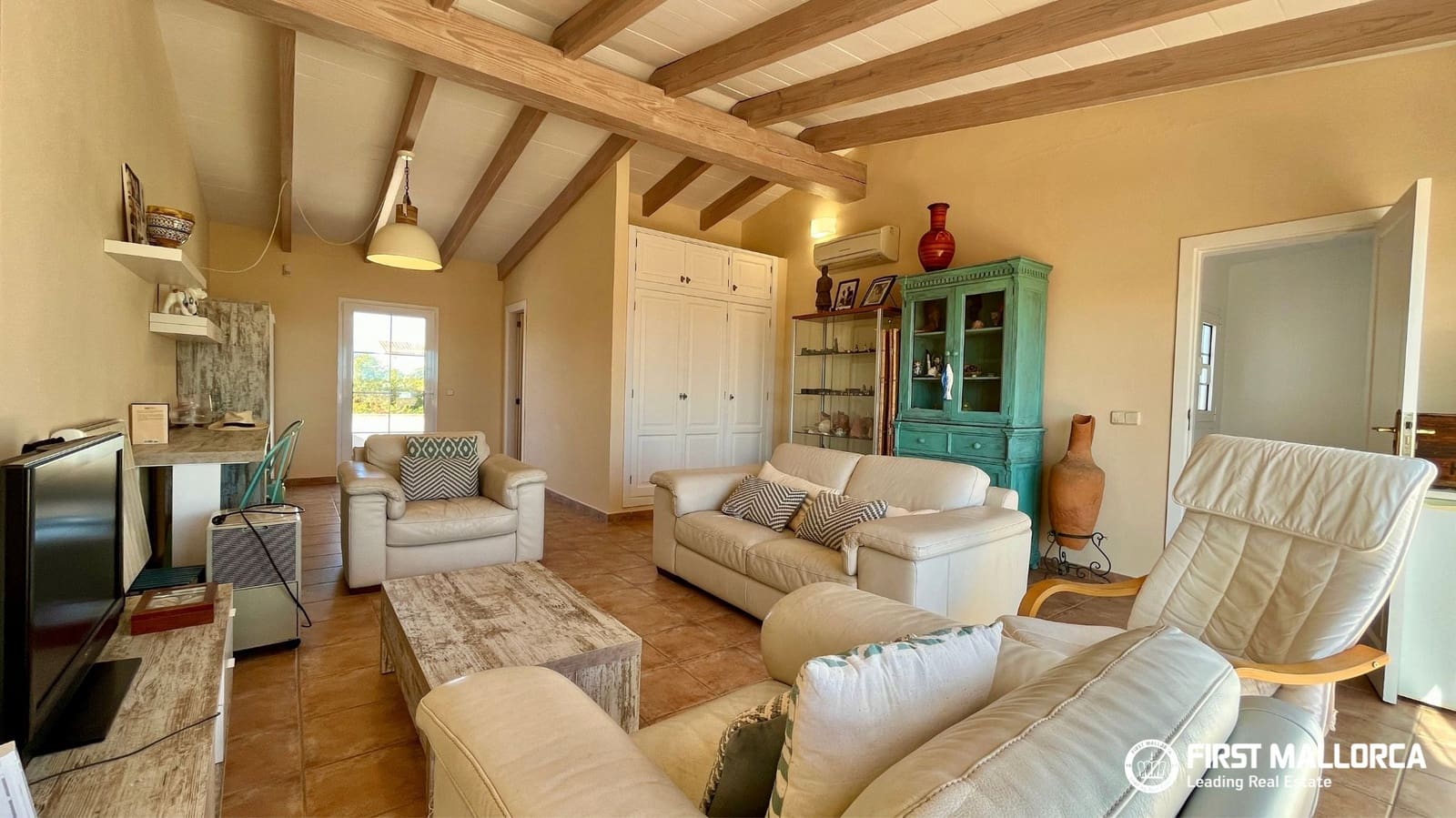 4 bedroom Semi-detached Villa for rent in Cala Llombards with pool garage - € 2,300 (Ref: 7822941)