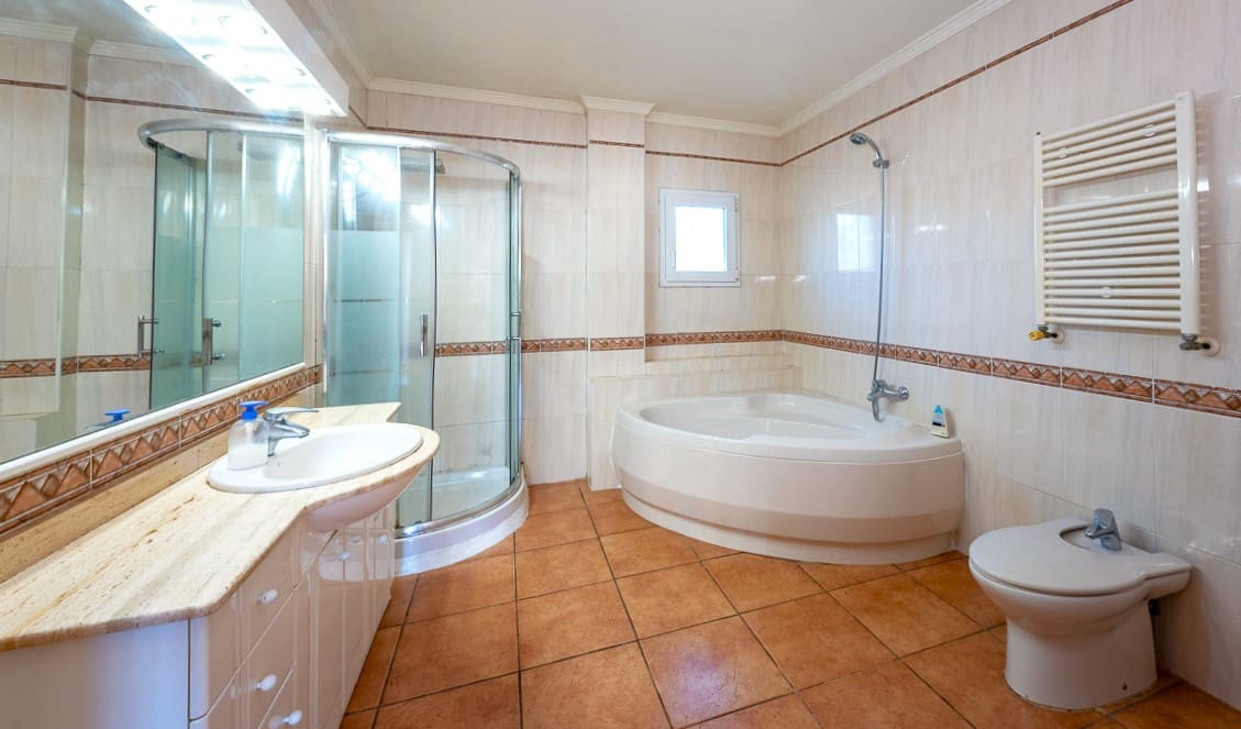 6 sypialnia Willa na sprzedaż w Santa Ponsa z basenem garażem - 2 600 000 € (Ref: 8038911)