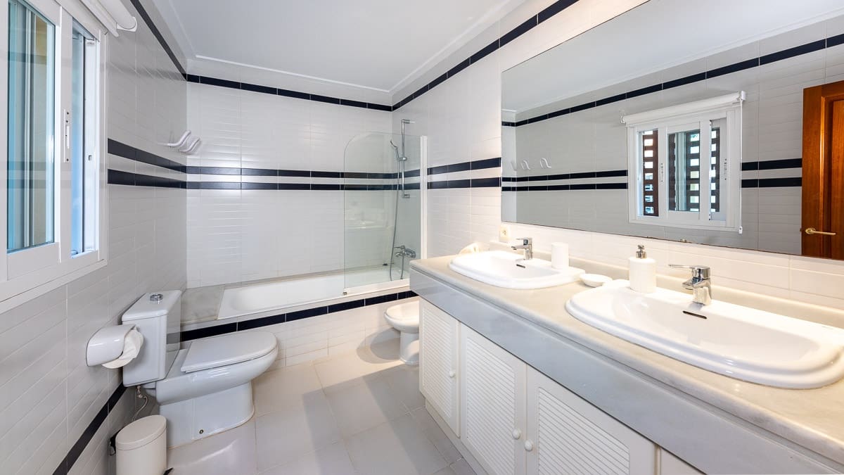 4 soverom Villa til salgs i Costa de los Pinos med svømmebasseng - € 2 950 000 (Ref: 8064324)