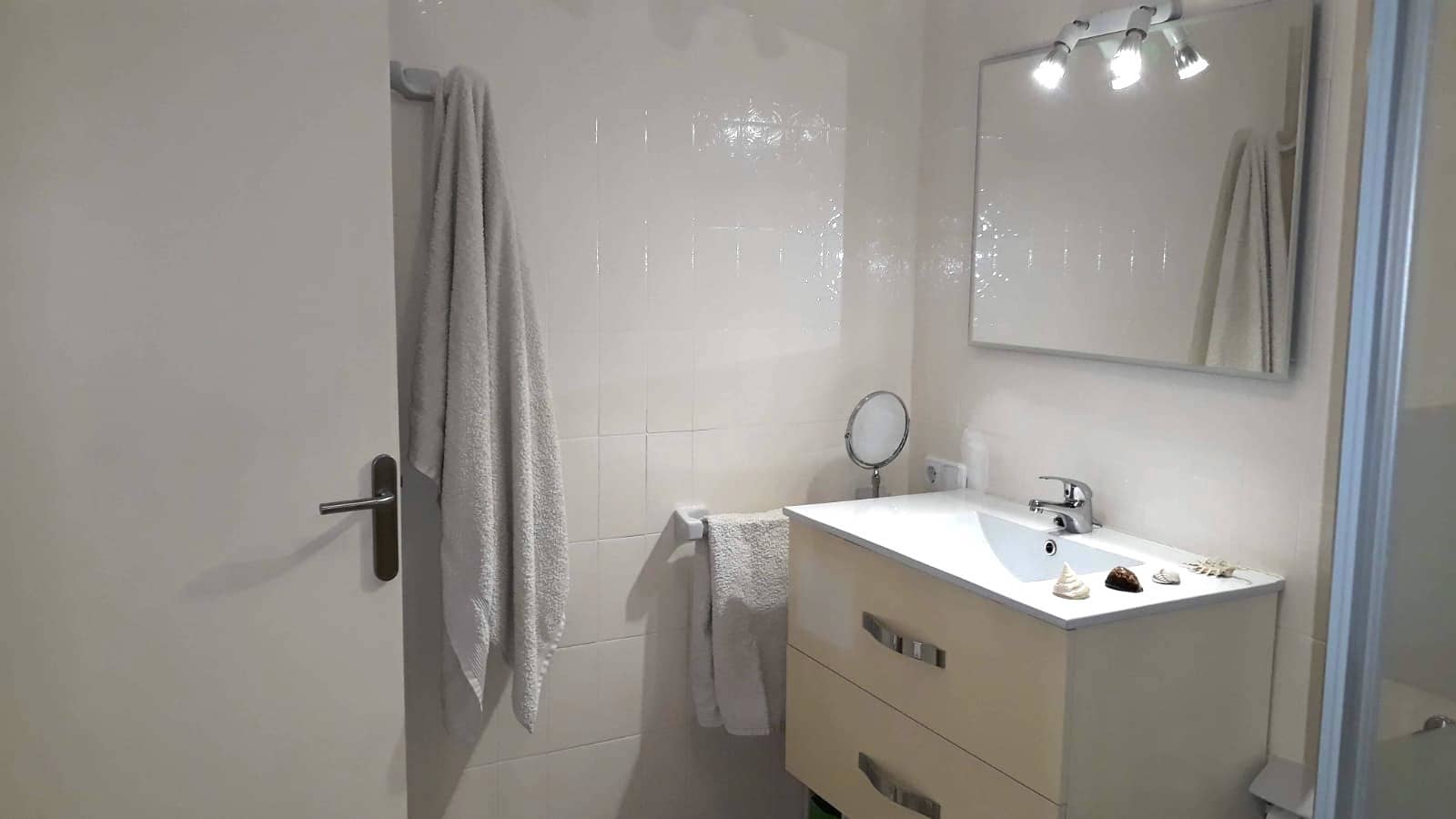 2 slaapkamer Appartement te huur in Puerto de Alcudia - € 2.000 (Ref: 8099993)