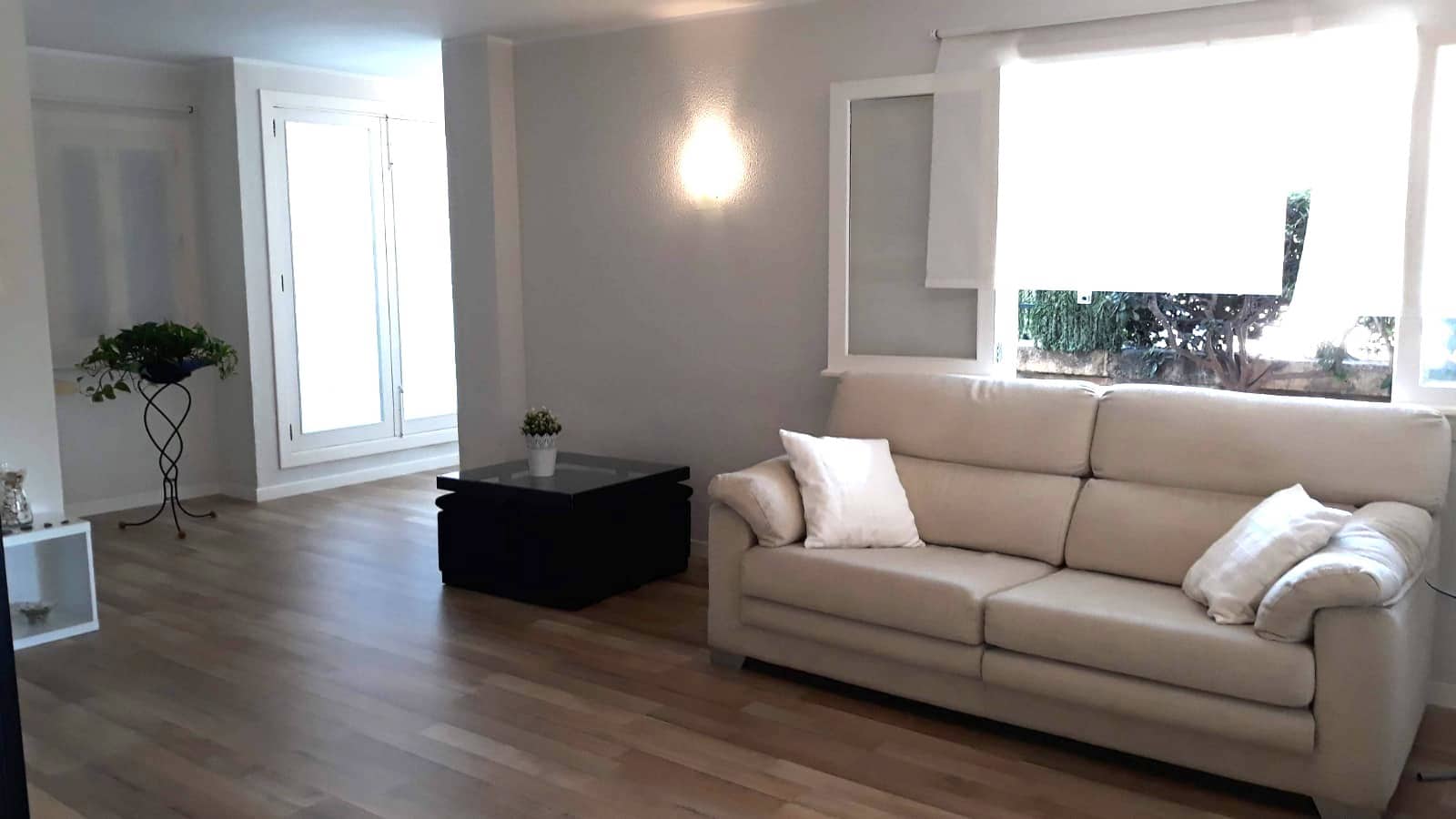 2 slaapkamer Appartement te huur in Puerto de Alcudia - € 2.000 (Ref: 8099993)