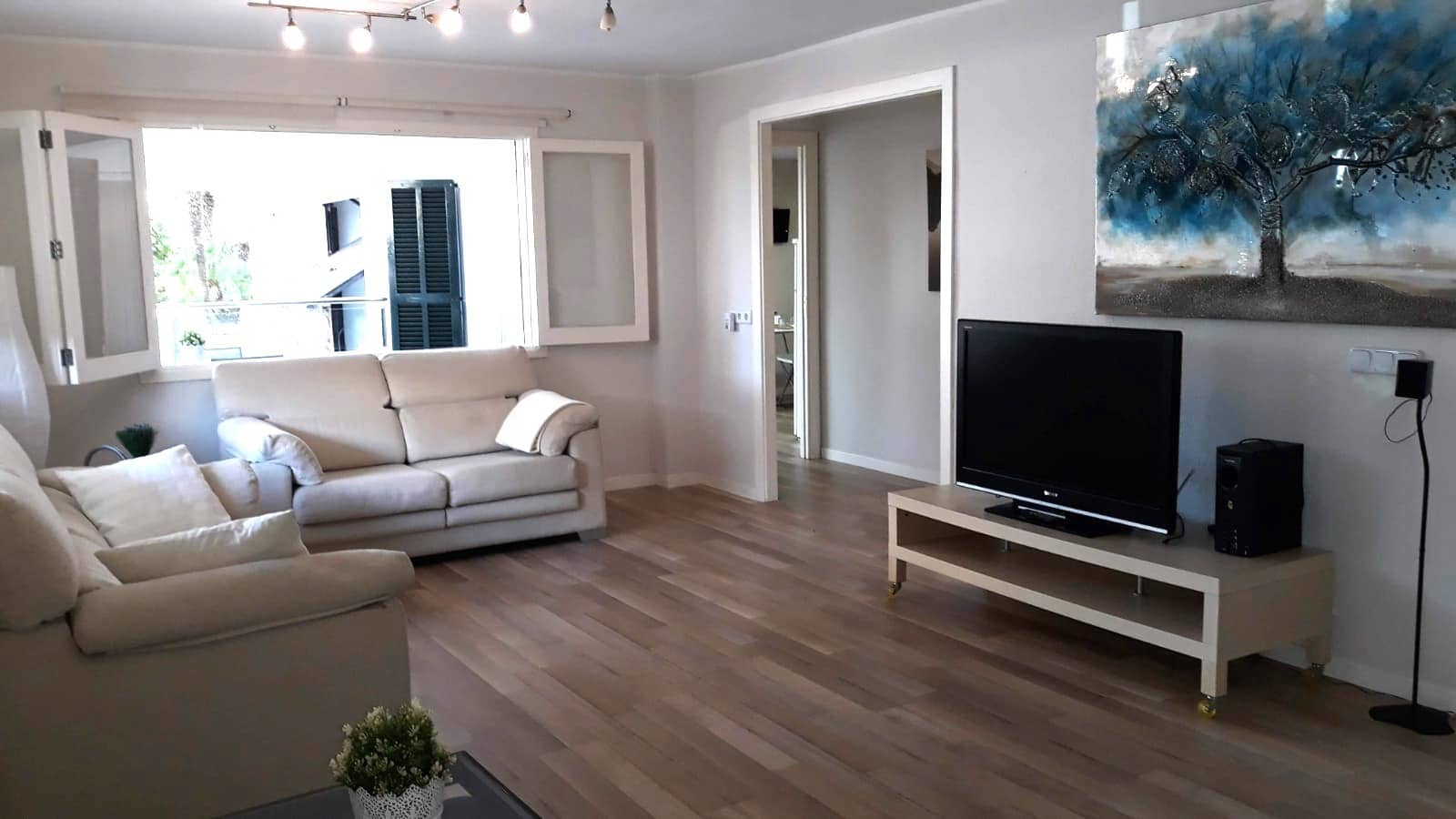 2 slaapkamer Appartement te huur in Puerto de Alcudia - € 2.000 (Ref: 8099993)