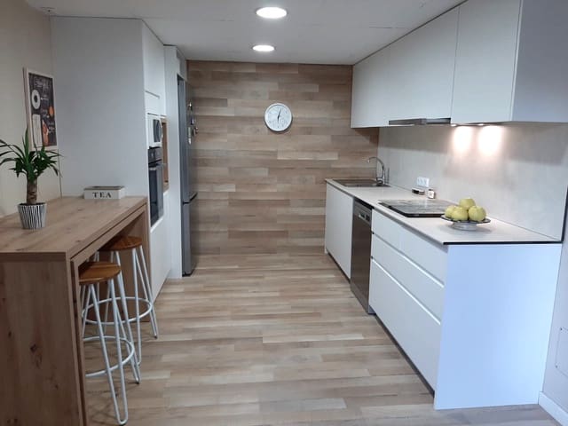 2 slaapkamer Appartement te huur in Puerto de Alcudia, Alcúdia - € 2.000 (Ref: 8099993)