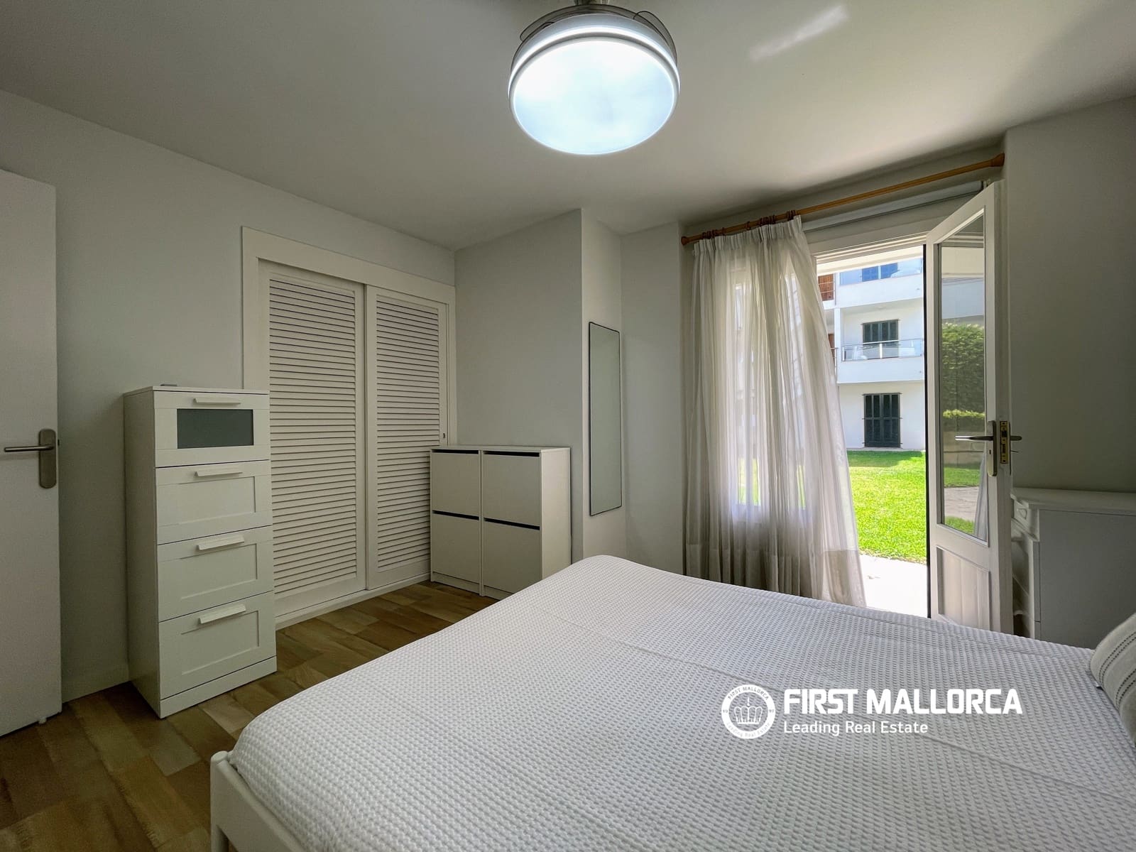 2 bedroom Apartment for rent in Puerto de Alcudia with garage - € 2,800 (Ref: 8099993)