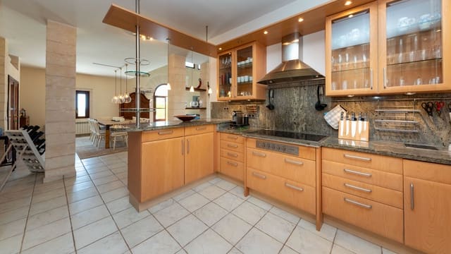 6 slaapkamer Finca/Landhuis te koop in Ses Salines met zwembad garage - € 1.850.000 (Ref: 8451592)