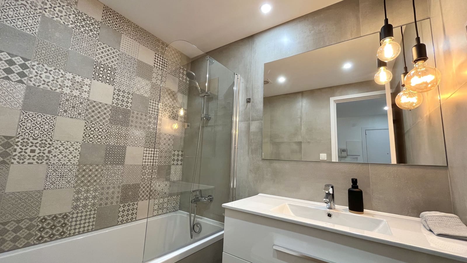 3 soveværelse Lejlighed til leje i Puerto de Alcudia - € 1.800 (Ref: 8459281)