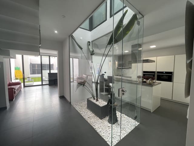 4 bedroom Villa for rent in Sa Pobla with pool garage - € 2,600 (Ref: 8563260)